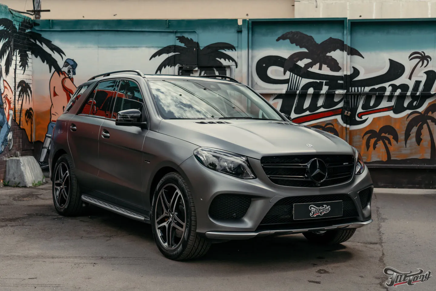 Подарок жене от мужа: оклеили Mercedes GLE 43 AMG винилом и полиуретаном, выполнили антихром, окрасили диски и суппорта, перетянули руль и добавили ковры, сделали детейлинг